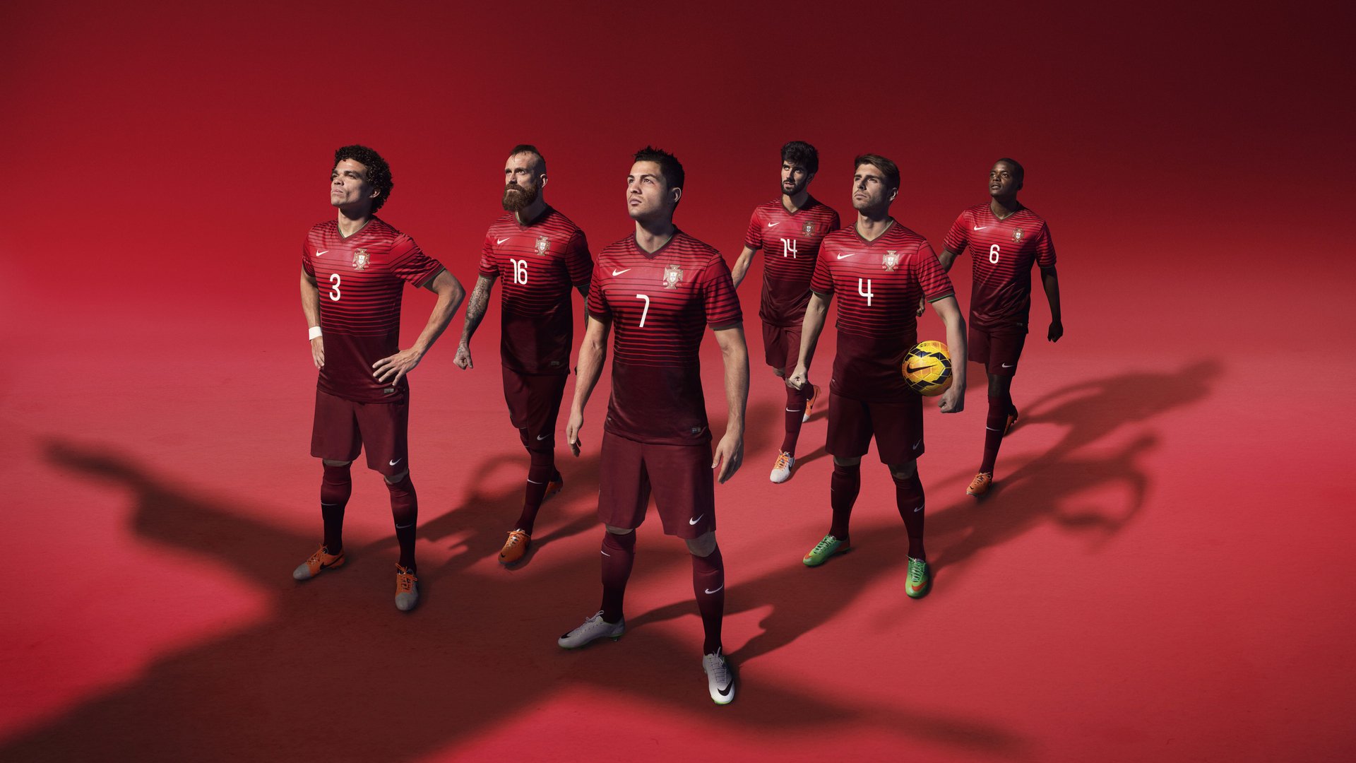 无人机花式飞行大赛 空中画图与队形变换赢得满堂彩