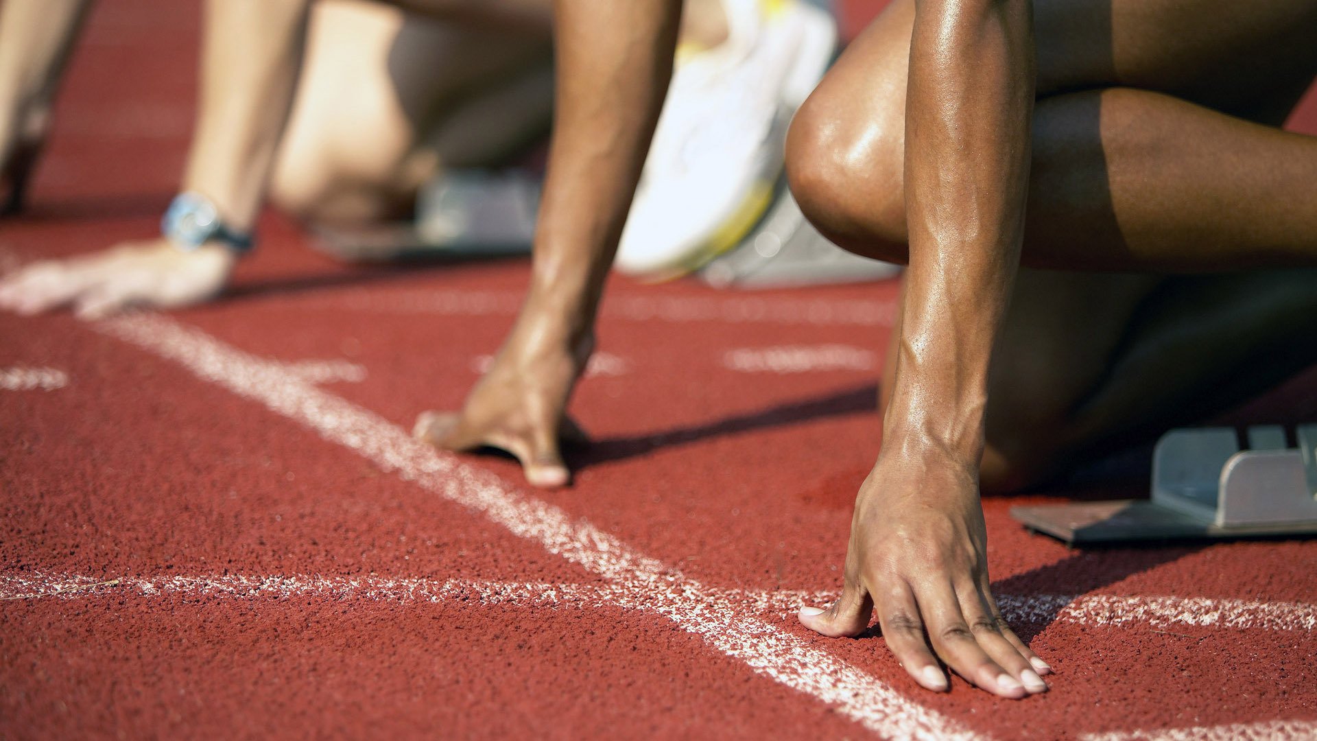 骑友夜骑摄影赛 用长曝光记录城市光轨