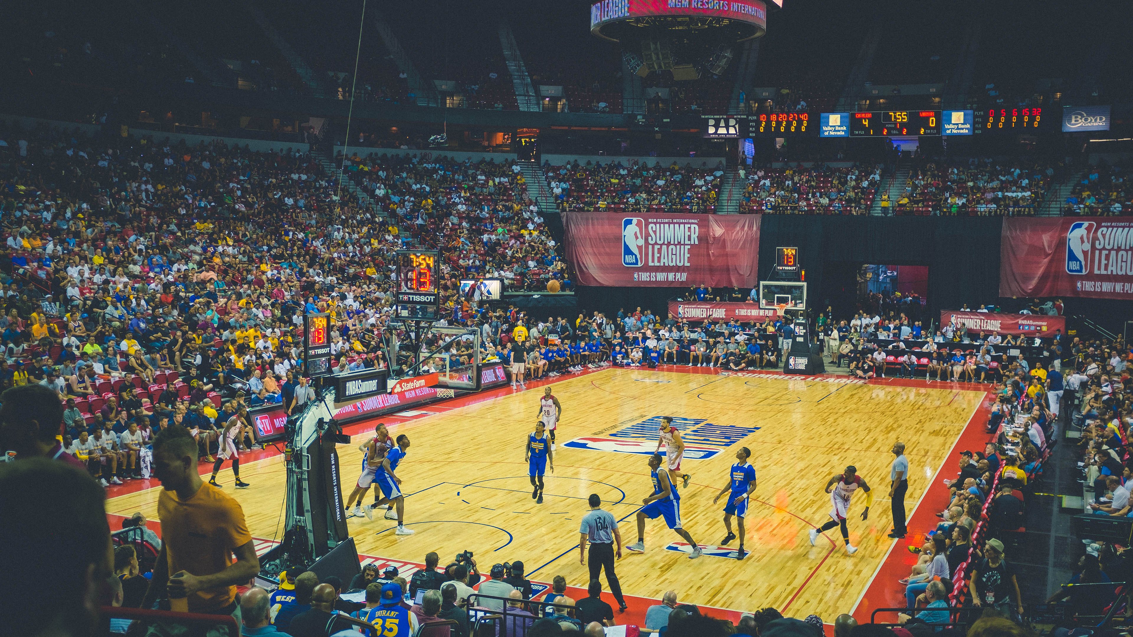 骑友夜骑摄影赛 用长曝光记录城市光轨